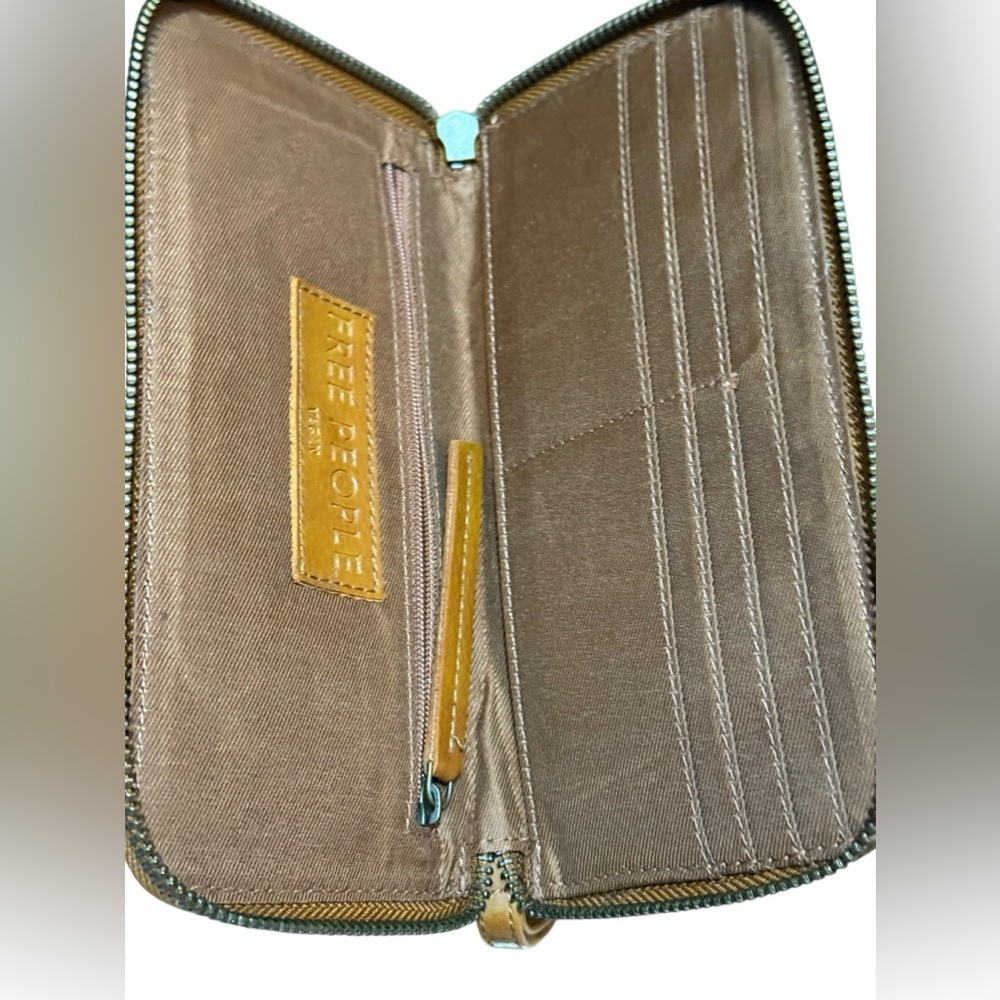 Free People Brown Leather Wristlet Wallet
Preowned excellent condition no Flaws - Picture 9 of 10